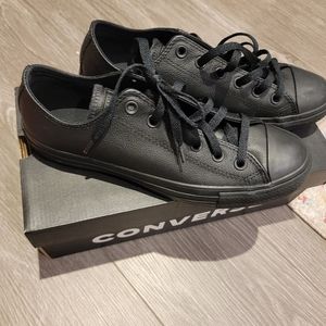 *Worn once* Converse (Leather) sneakers